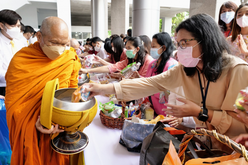 พิธีทำบุญตักบาตรข้าวสารอาหารแห้ง
