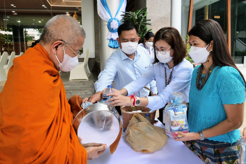 พิธีทำบุญตักบาตรข้าวสารอาหารแห้ง คณะสงฆ์จากวัดปทุมวนารามราชวรวิหาร 