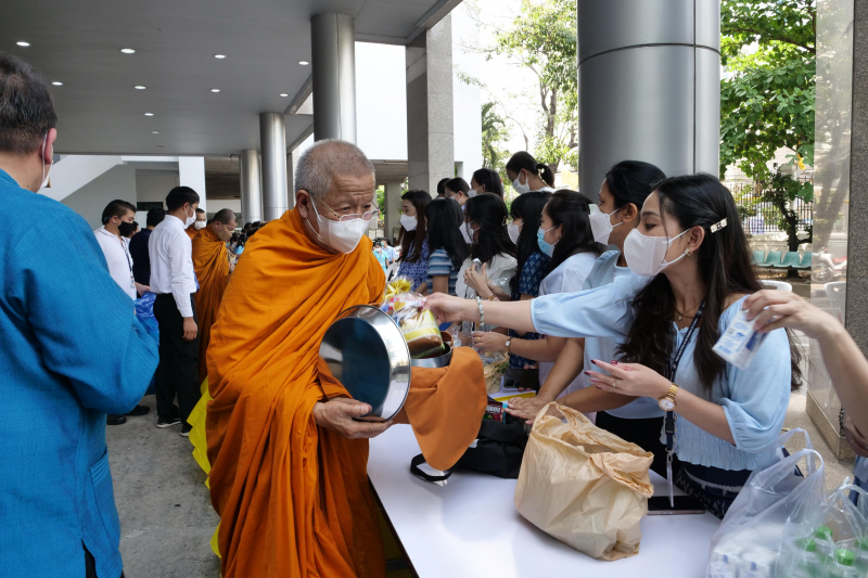 พิธีทำบุญตักบาตรข้าวสารอาหารแห้ง คณะสงฆ์จากวัดปทุมวนารามราชวรวิหาร 