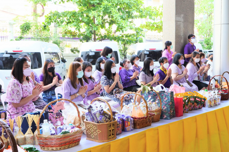  พิธีเจริญพระพุทธมนต์และทำบุญตักบาตร ถวายพระราชกุศลและถวายพระพรชัยมงคล เนื่องในโอกาสวันเฉลิมพระชนมพรรษา สมเด็จพระนางเจ้า ฯ พระบร