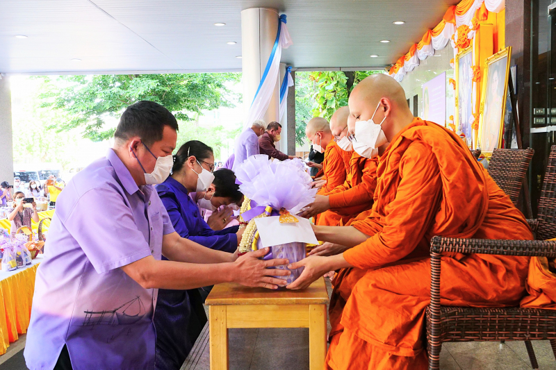  พิธีเจริญพระพุทธมนต์และทำบุญตักบาตร ถวายพระราชกุศลและถวายพระพรชัยมงคล เนื่องในโอกาสวันเฉลิมพระชนมพรรษา สมเด็จพระนางเจ้า ฯ พระบร