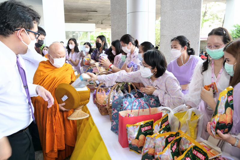  พิธีเจริญพระพุทธมนต์และทำบุญตักบาตร ถวายพระราชกุศลและถวายพระพรชัยมงคล เนื่องในโอกาสวันเฉลิมพระชนมพรรษา สมเด็จพระนางเจ้า ฯ พระบร