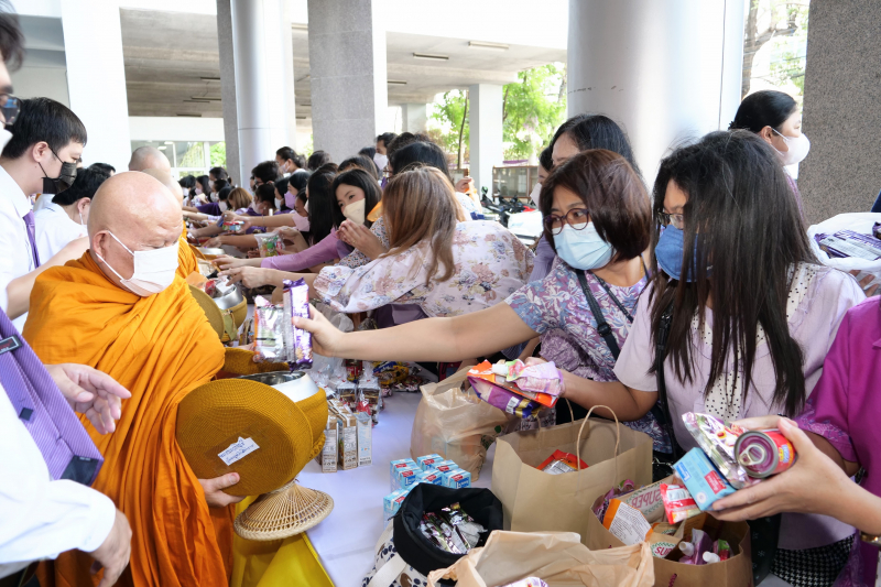  พิธีเจริญพระพุทธมนต์และทำบุญตักบาตร ถวายพระราชกุศลและถวายพระพรชัยมงคล เนื่องในโอกาสวันเฉลิมพระชนมพรรษา สมเด็จพระนางเจ้า ฯ พระบร