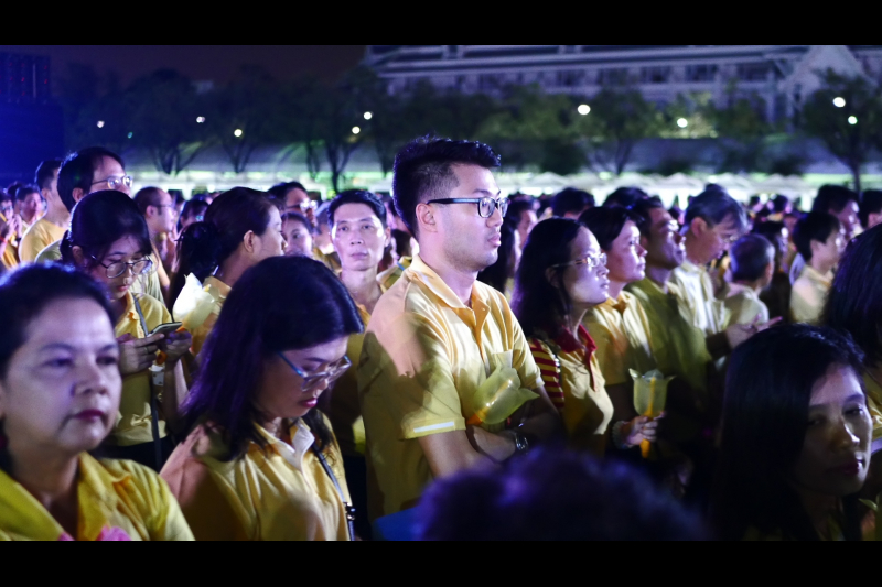 พิธีถวายบังคมและจุดเทียนเพื่อน้อมรำลึกในพระมหากรุณาธิคุณ เนื่องในวันคล้ายวันสวรรคตพระบาทสมเด็จพระปรมินทรมหาภูมิพลอดุลยเดช บรมนาถ