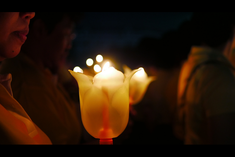 พิธีถวายบังคมและจุดเทียนเพื่อน้อมรำลึกในพระมหากรุณาธิคุณ เนื่องในวันคล้ายวันสวรรคตพระบาทสมเด็จพระปรมินทรมหาภูมิพลอดุลยเดช บรมนาถ