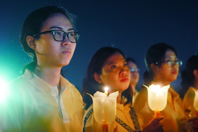 พิธีถวายบังคมและจุดเทียนเพื่อน้อมรำลึกในพระมหากรุณาธิคุณ เนื่องในวันคล้ายวันสวรรคตพระบาทสมเด็จพระปรมินทรมหาภูมิพลอดุลยเดช บรมนาถ
