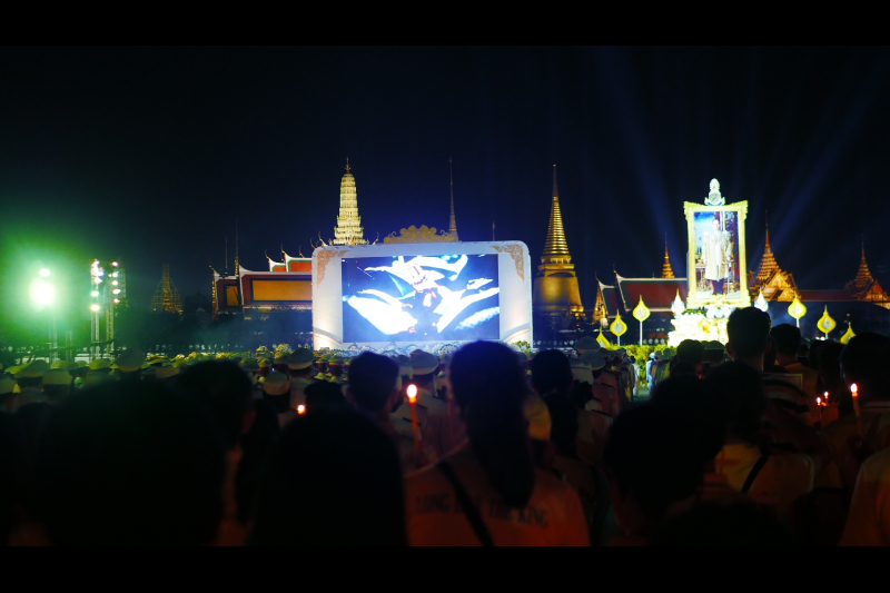 พิธีถวายบังคมและจุดเทียนเพื่อน้อมรำลึกในพระมหากรุณาธิคุณ เนื่องในวันคล้ายวันสวรรคตพระบาทสมเด็จพระปรมินทรมหาภูมิพลอดุลยเดช บรมนาถ