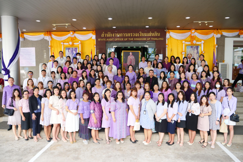 พิธีสวดพระพุทธมนต์และทำบุญตักบาตร 