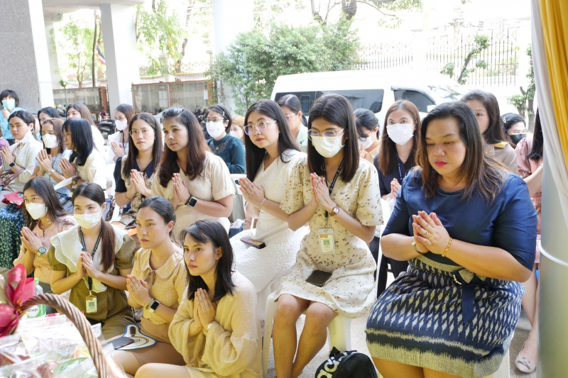 พิธีเจริญพระพุทธมนต์และทำบุญตักบาตร