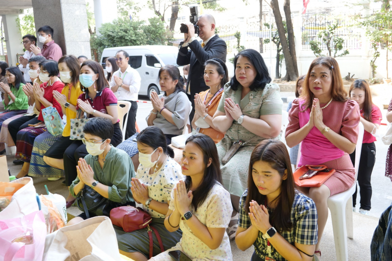 พิธีเจริญพระพุทธมนต์และทำบุญตักบาตร