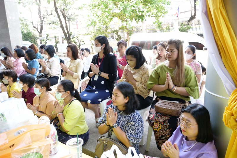 พิธีเจริญพระพุทธมนต์และทำบุญตักบาตร