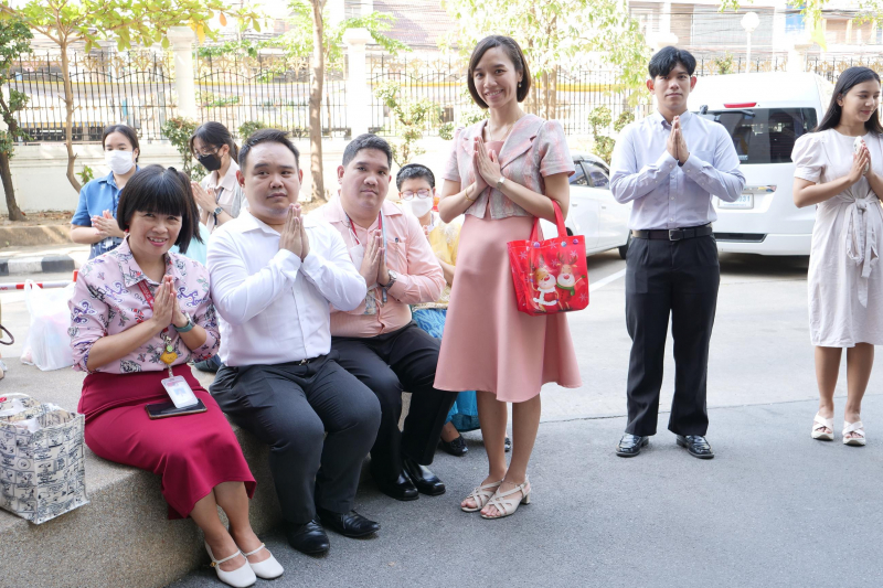 พิธีเจริญพระพุทธมนต์และทำบุญตักบาตร
