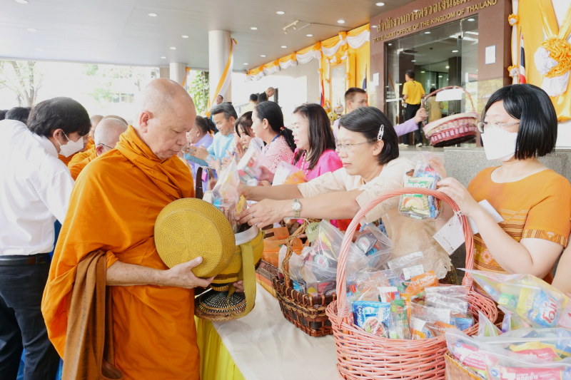 พิธีเจริญพระพุทธมนต์และทำบุญตักบาตร