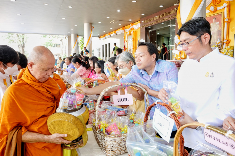 พิธีเจริญพระพุทธมนต์และทำบุญตักบาตร