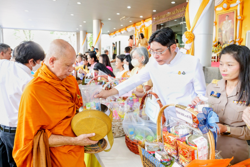 พิธีเจริญพระพุทธมนต์และทำบุญตักบาตร