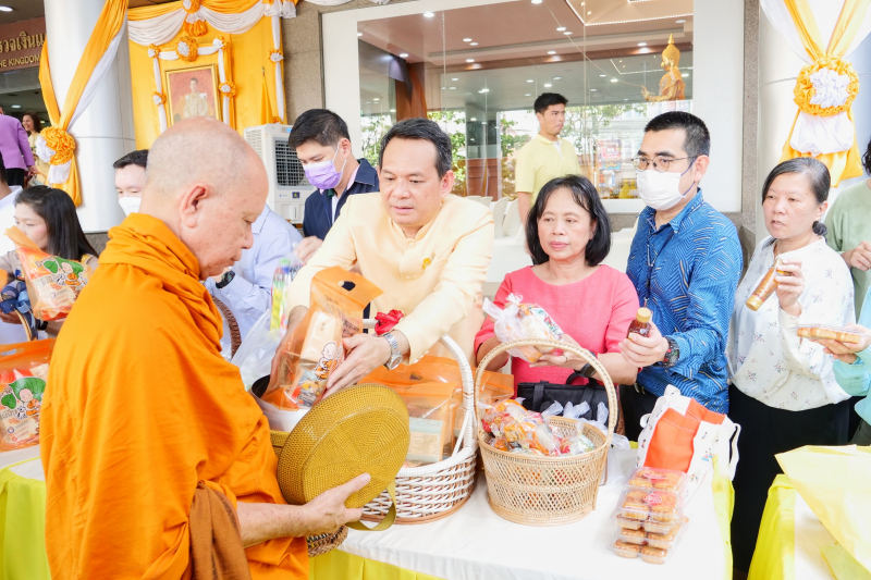 พิธีเจริญพระพุทธมนต์และทำบุญตักบาตร