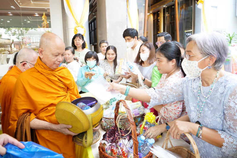 พิธีเจริญพระพุทธมนต์และทำบุญตักบาตร