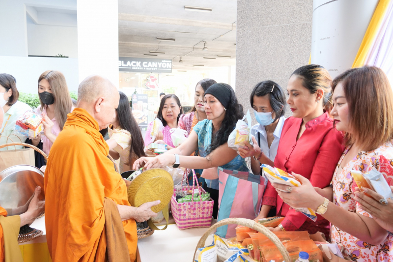 พิธีเจริญพระพุทธมนต์และทำบุญตักบาตร