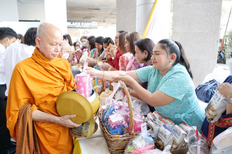 พิธีเจริญพระพุทธมนต์และทำบุญตักบาตร