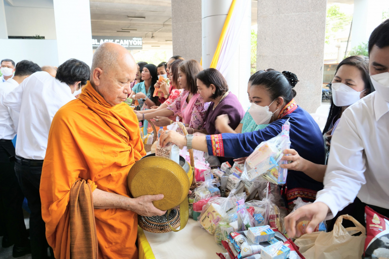 พิธีเจริญพระพุทธมนต์และทำบุญตักบาตร