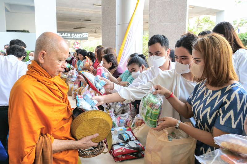 พิธีเจริญพระพุทธมนต์และทำบุญตักบาตร