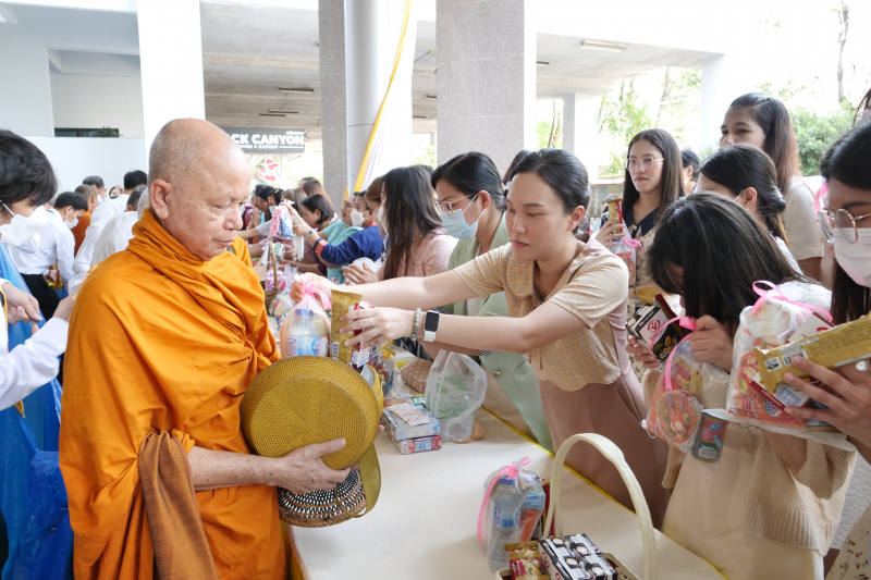 พิธีเจริญพระพุทธมนต์และทำบุญตักบาตร