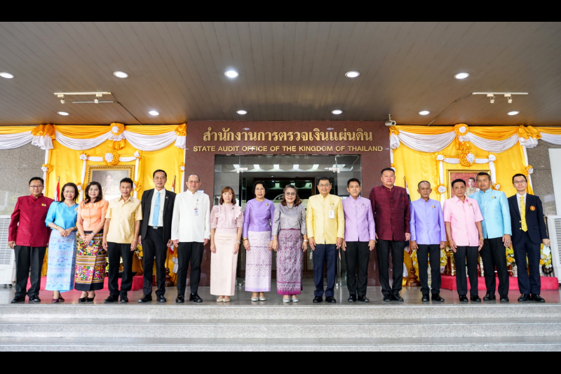 พิธีเจริญพระพุทธมนต์และทำบุญตักบาตร