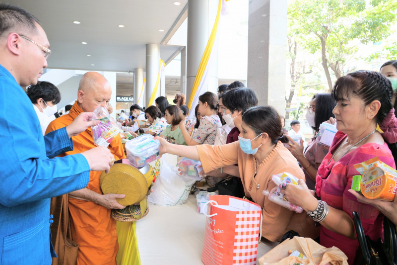 พิธีเจริญพระพุทธมนต์และทำบุญตักบาตร