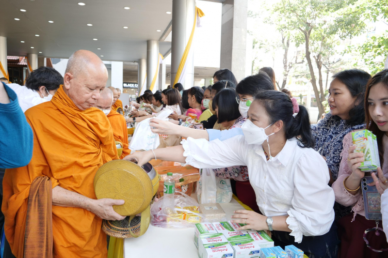 พิธีเจริญพระพุทธมนต์และทำบุญตักบาตร