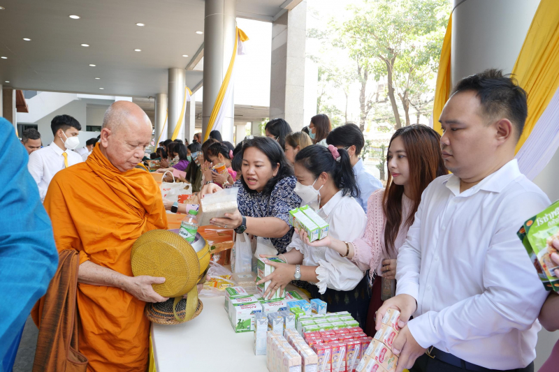 พิธีเจริญพระพุทธมนต์และทำบุญตักบาตร