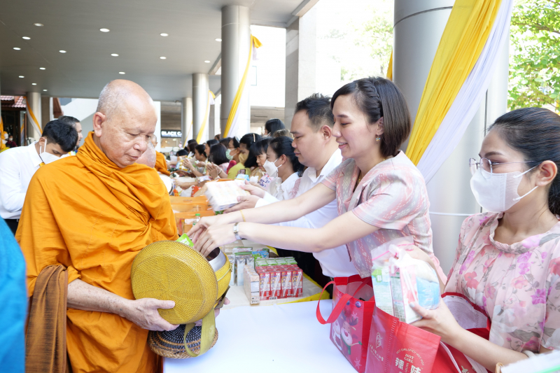 พิธีเจริญพระพุทธมนต์และทำบุญตักบาตร