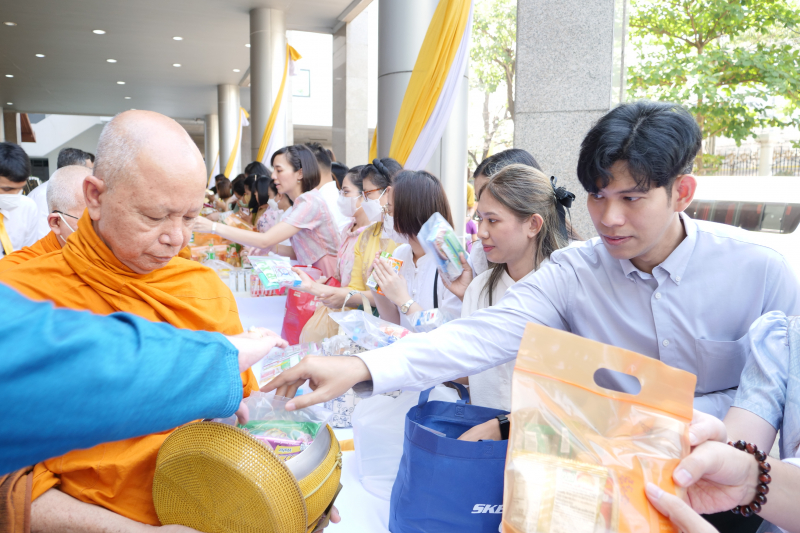 พิธีเจริญพระพุทธมนต์และทำบุญตักบาตร