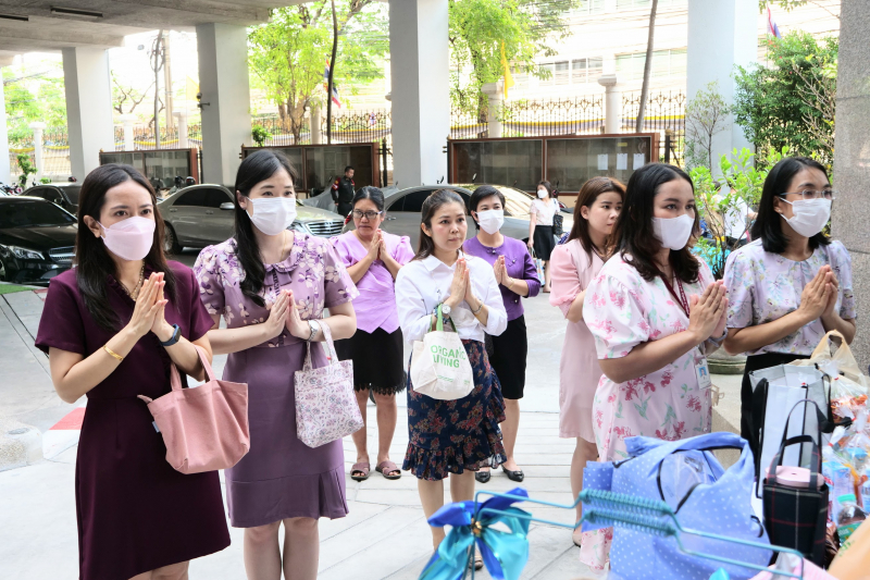 พิธีเจริญพระพุทธมนต์และทำบุญตักบาตร 