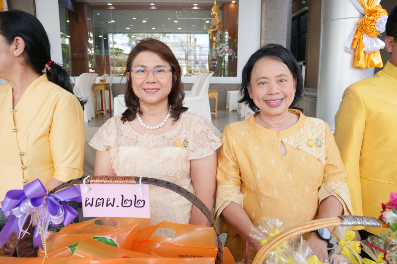 ทำบุญตักบาตร