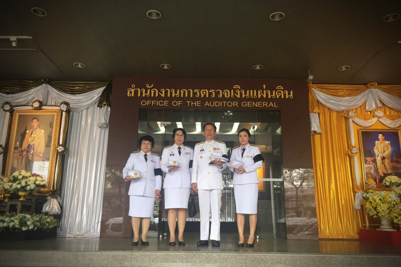 ถวายราชสักการะพระบรมราชานุสาวรีย์พระปกเกล้าเจ้าอยู่หัว