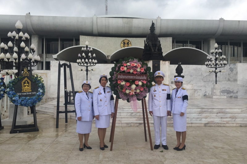 ถวายราชสักการะพระบรมราชานุสาวรีย์พระปกเกล้าเจ้าอยู่หัว