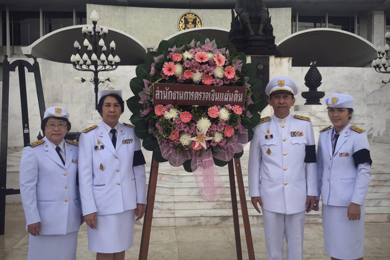 ถวายราชสักการะพระบรมราชานุสาวรีย์พระปกเกล้าเจ้าอยู่หัว