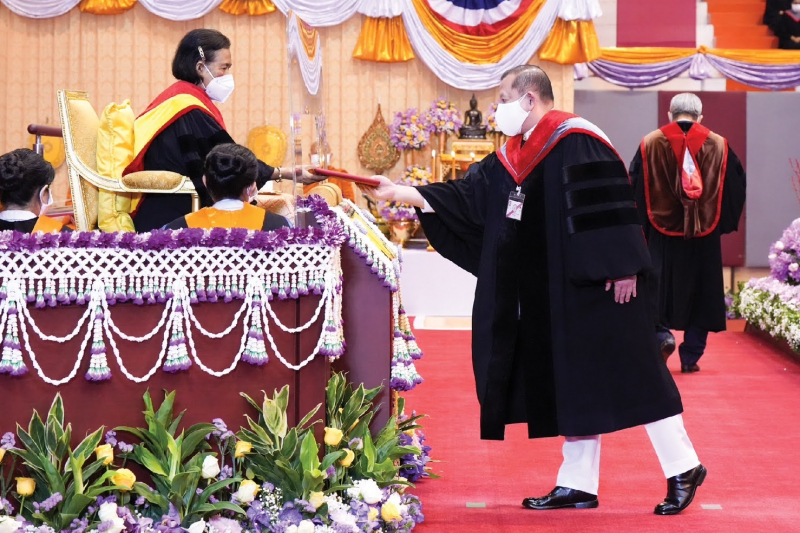  เข้ารับพระราชทานปริญญาปรัชญาดุษฎีบัณฑิตกิตติมศักดิ์