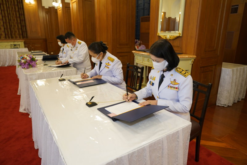 สำนักงานการตรวจเงินแผ่นดินถวายแจกันดอกไม้และลงนามถวายพระพรสมเด็จพระกนิษฐาธิราชเจ้า กรมสมเด็จพระเทพรัตนราชสุดา ฯ สยามบรมราชกุมารี