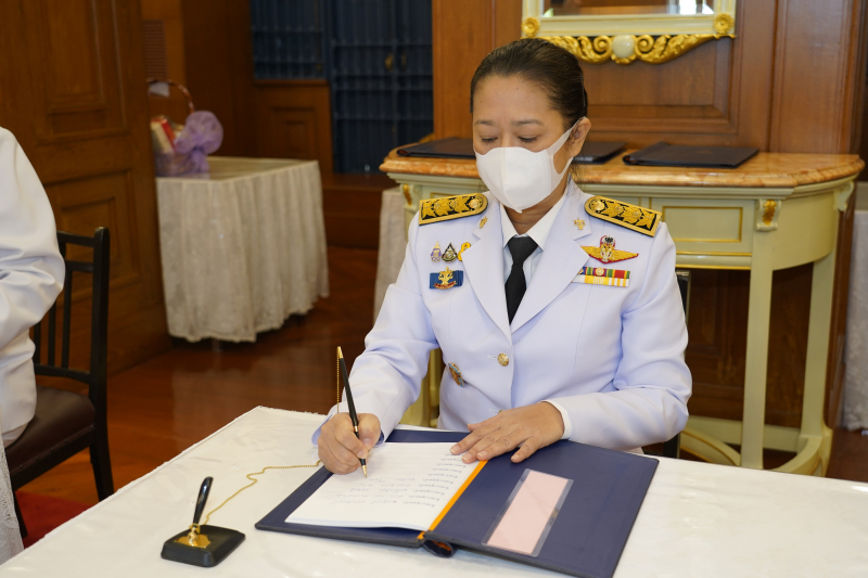 สำนักงานการตรวจเงินแผ่นดินถวายแจกันดอกไม้และลงนามถวายพระพรสมเด็จพระกนิษฐาธิราชเจ้า กรมสมเด็จพระเทพรัตนราชสุดา ฯ สยามบรมราชกุมารี