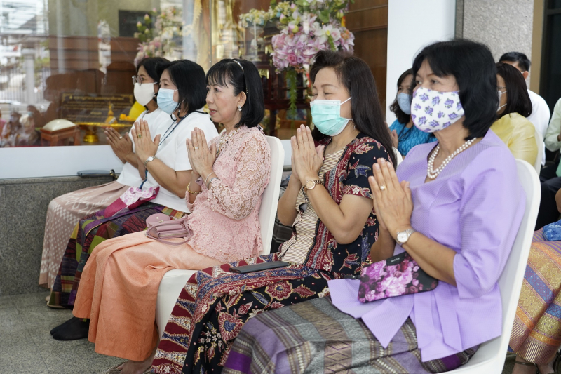 พิธีทำบุญตักบาตรข้าวสารอาหารแห้ง คณะสงฆ์จากวัดอินทรวิหาร พระอารามหลวง