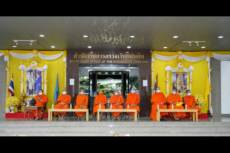 พิธีทำบุญตักบาตรข้าวสารอาหารแห้ง คณะสงฆ์จากวัดอินทรวิหาร พระอารามหลวง