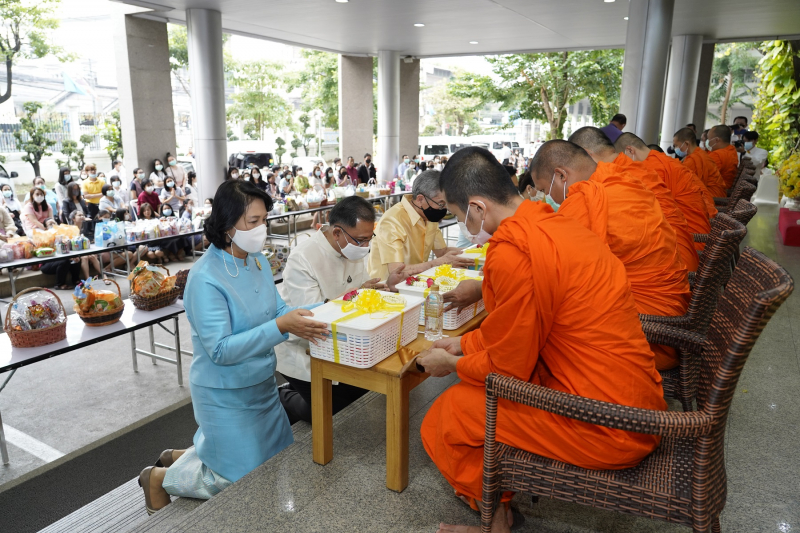 พิธีทำบุญตักบาตรข้าวสารอาหารแห้ง คณะสงฆ์จากวัดอินทรวิหาร พระอารามหลวง