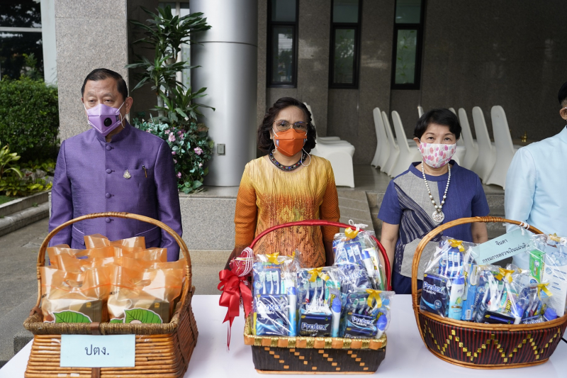 พิธีทำบุญตักบาตรข้าวสารอาหารแห้ง คณะสงฆ์จากวัดอินทรวิหาร พระอารามหลวง