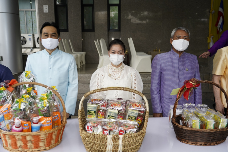 พิธีทำบุญตักบาตรข้าวสารอาหารแห้ง คณะสงฆ์จากวัดอินทรวิหาร พระอารามหลวง