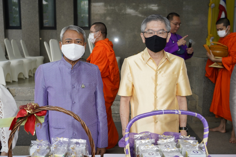 พิธีทำบุญตักบาตรข้าวสารอาหารแห้ง คณะสงฆ์จากวัดอินทรวิหาร พระอารามหลวง