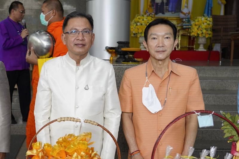 พิธีทำบุญตักบาตรข้าวสารอาหารแห้ง คณะสงฆ์จากวัดอินทรวิหาร พระอารามหลวง