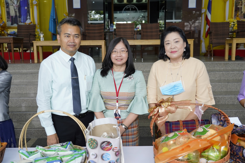 พิธีทำบุญตักบาตรข้าวสารอาหารแห้ง คณะสงฆ์จากวัดอินทรวิหาร พระอารามหลวง