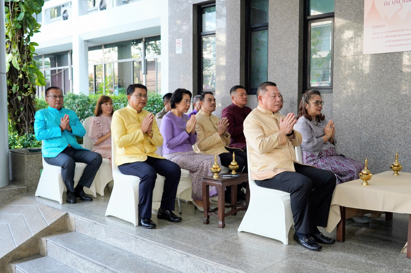 พิธีเจริญพระพุทธมนต์และทำบุญตักบาตร