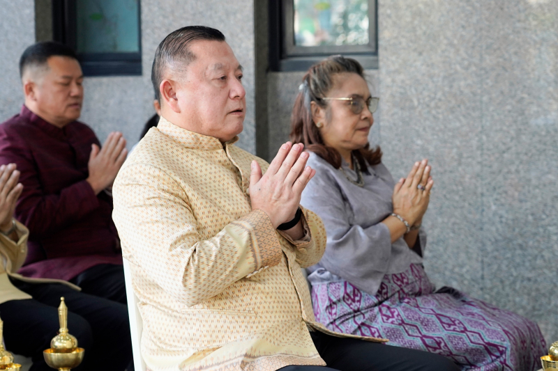 พิธีเจริญพระพุทธมนต์และทำบุญตักบาตร